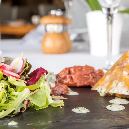 Restaurant La Tour Hotel Dunieres